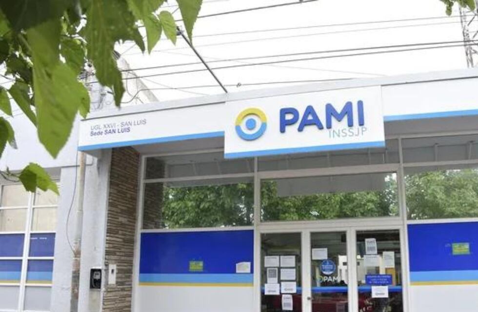 El villamercedino que se encadenó en la puerta del PAMI continúa su protesta y denunció que lo presionaron para que no lo haga más