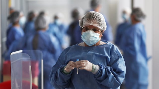 Una trabajadora de la salud sostiene una muestra de una prueba de coronavirus. (Foto: REUTERS / Agustin Marcarian)