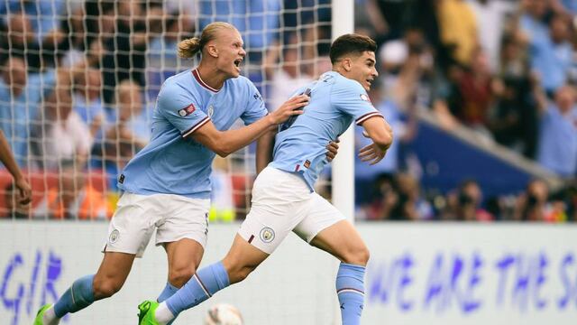 El festejo de Julián Álvarez con Haaland (MCFC)