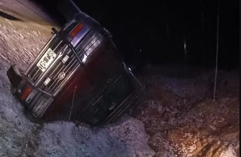 El camino congelado le jugó una mala pasada y volcó