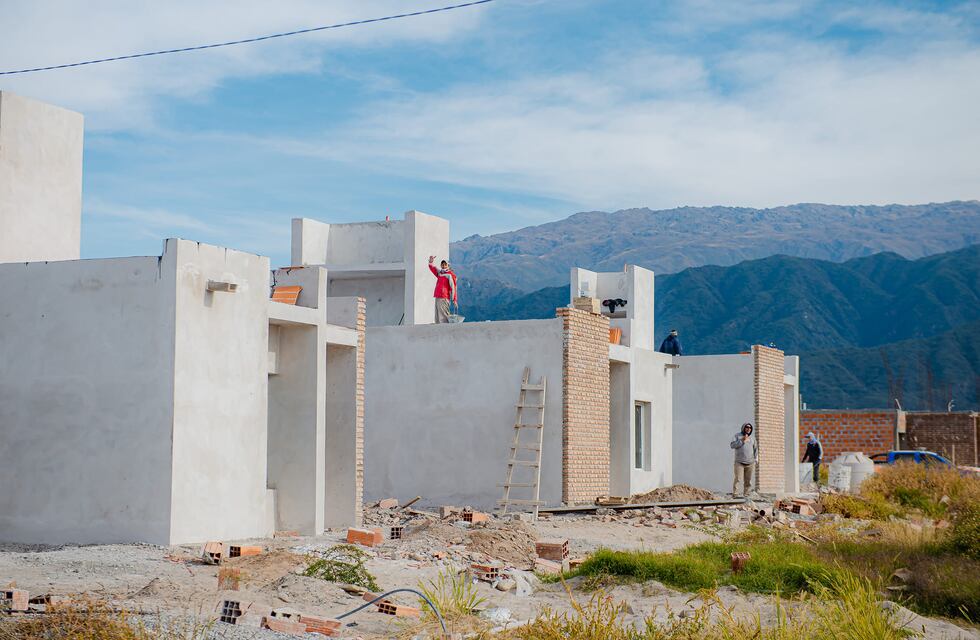 Obra de 100 viviendas en Huillapima