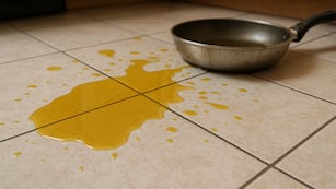 Cómo limpiar el aceite que se cae y dejar la superficie impecable.