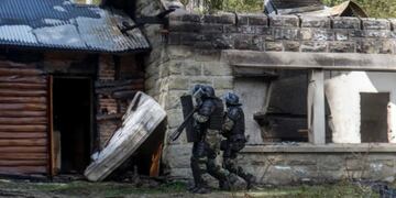 Operativo que logró recuperar la cabaña usurpada por mapuches en Villa Mascardi.