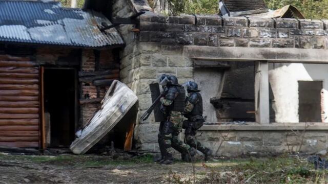 Operativo que logró recuperar la cabaña usurpada por mapuches en Villa Mascardi.