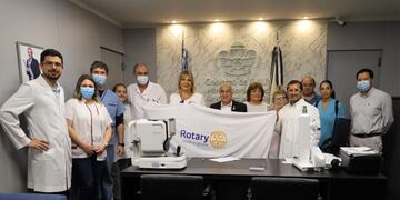 El gobernador de distrito del Rotary Club Jujuy, Hugo Córdoba, junto a voluntarios de la organización, en la entrega del autorefractómetro en el Ministerio de Salud.