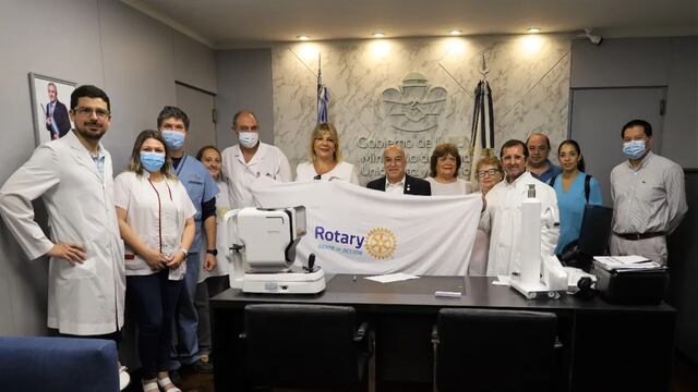 El gobernador de distrito del Rotary Club Jujuy, Hugo Córdoba, junto a voluntarios de la organización, en la entrega del autorefractómetro en el Ministerio de Salud.