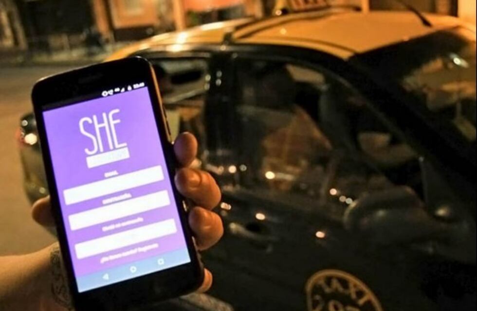 El municipio le quitó el auto a una taxista por llevar un tapabocas de She Taxi