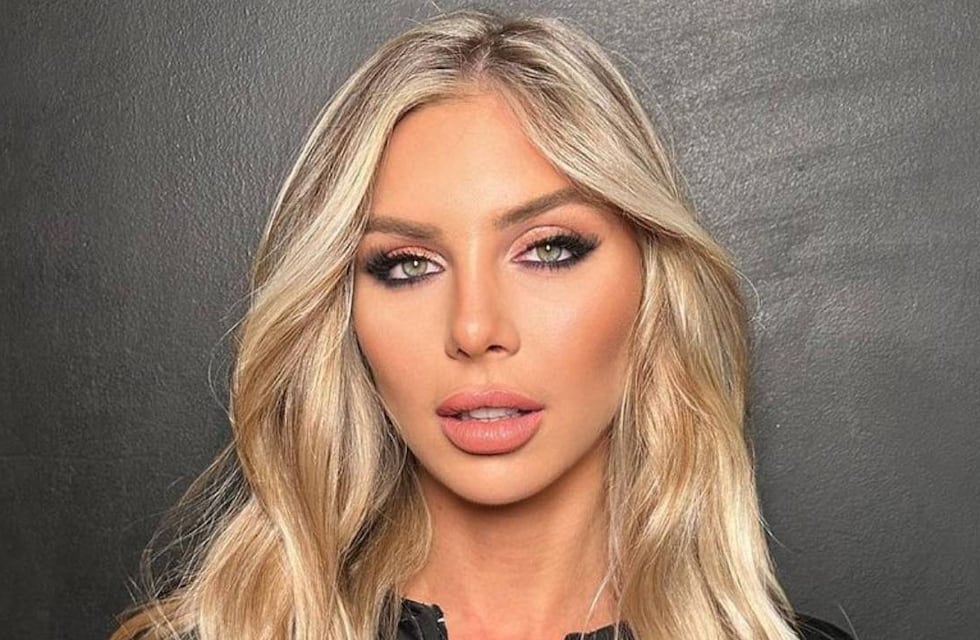 Brillos y mucho blanco, el look urbano de Romina Malaspina que la rompe en Instagram: “¿Qué tema les gustaría mixee en vivo?”