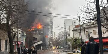 Se prende fuego un depósito.