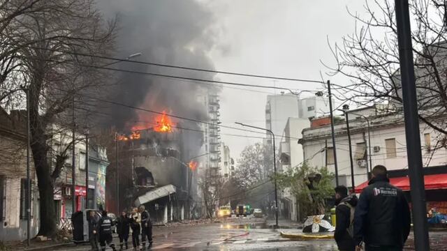 Se prende fuego un depósito.