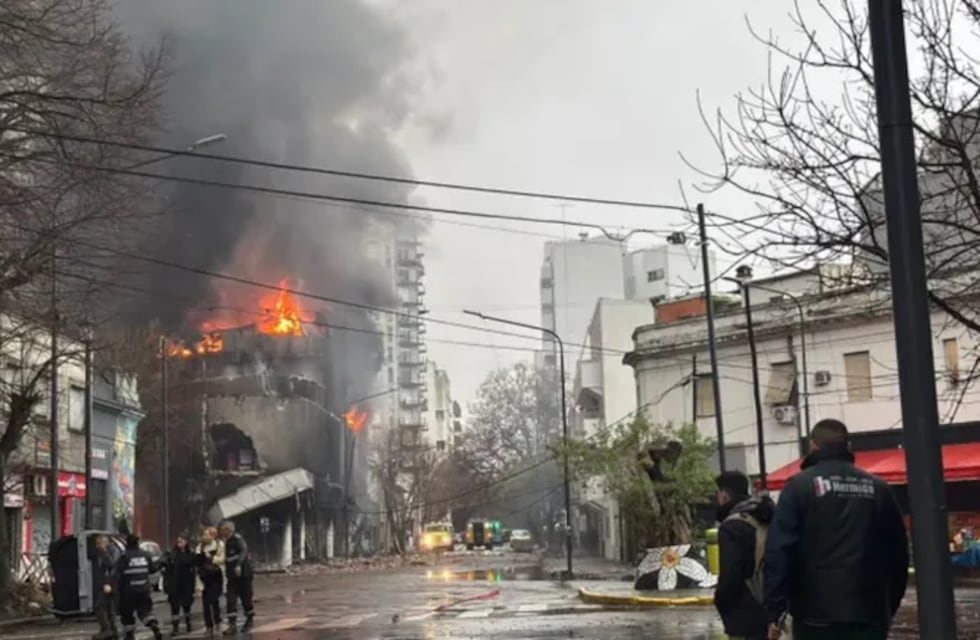 Así se derrumbó el depósito que se incendió en La Plata: el momento de la caída