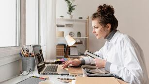 Qué empleo remoto pagan 63.000 dólares anuales.