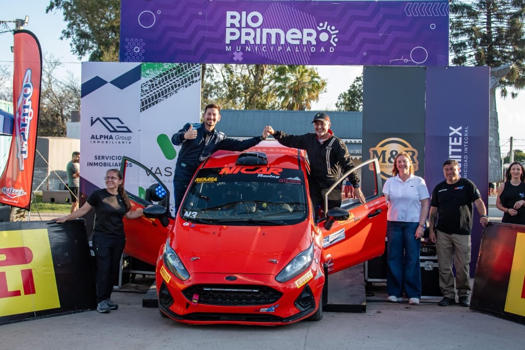 Mariángeles Arneudo, intendente de Río Primero; Eliana Farías, directora de Juventud y Deportes; y Hernán Vélez, de ACPUR, organizador del Rally Regional Cordobés;  esta tarde en la largada de la 7ma fecha del año.