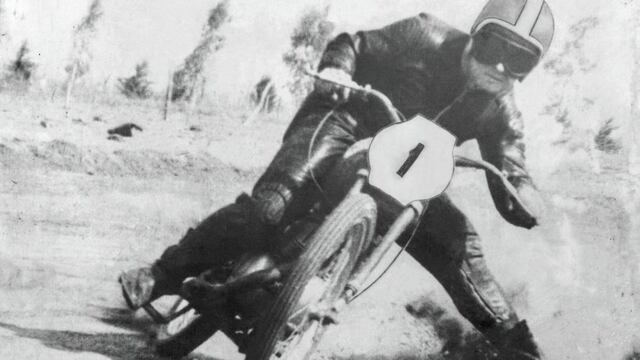 René Fernando Heidegger dominando su moto con su particular estilo.