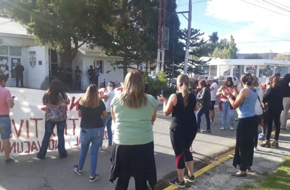Los vecinos de Comandante Luis Piedrabuena escracharon al intendente Bodlovic en su domicilio