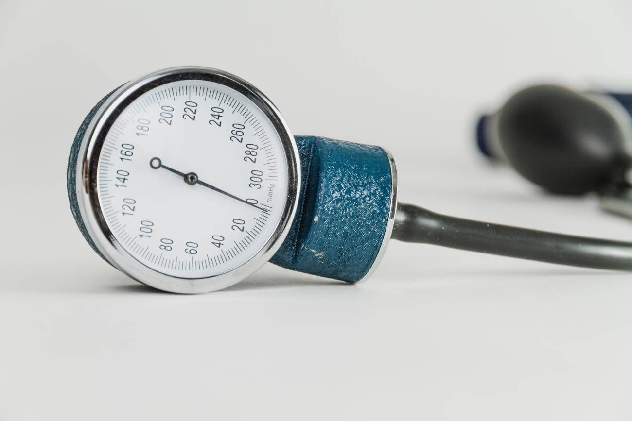 Caminar también puede reducir significativamente el riesgo de infarto, ACV e insuficiencia cardíaca en personas con hipertensión, incluso si no se alcanza el objetivo de 10.000 pasos diarios. (Freepik)