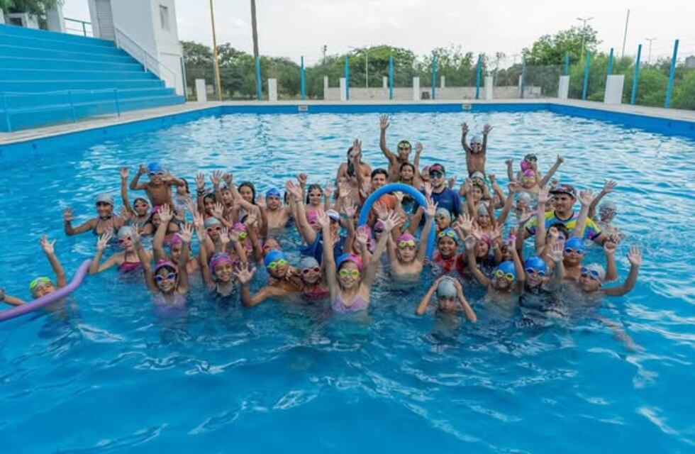 Entrega de kits para los niños del turno tarde en el Polideportivo Capital