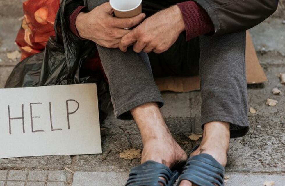 Desesperante: vive en una terminal de ómnibus en Neuquén con su perro y está muy enfermo