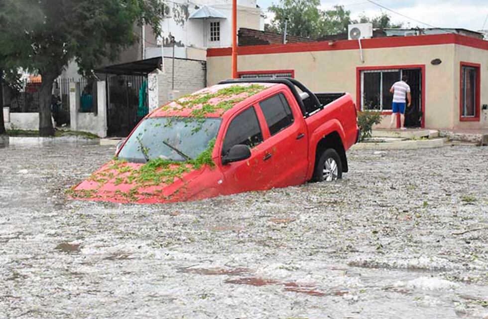 Violenta tormenta de lluvia y granizo en Santa Rosa con alrededor de 100 evacuados
