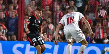 Franco Watson encara en el duelo entre Instituto y Huracán, por la tercera fecha de la Liga Profesiona, en Alta Córdoba. (Ramiro Pereyra / La Voz)