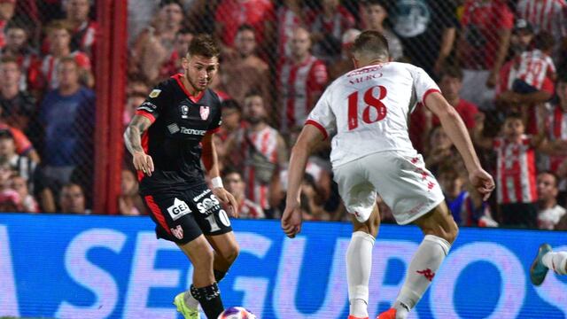 Franco Watson encara en el duelo entre Instituto y Huracán, por la tercera fecha de la Liga Profesiona, en Alta Córdoba. (Ramiro Pereyra / La Voz)