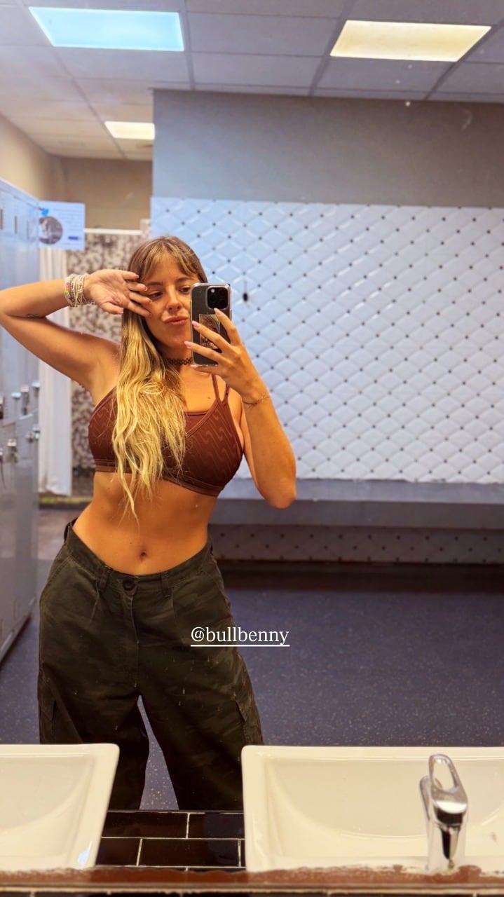Nati Jota posó frente al espejo y desató pasiones con un top mega diminuto y un pantalón estilo cargo