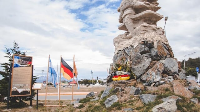 Homenaje al aviador alemán Ghunter Plüschow, quien fue el primer hombre en volar en Tierra del Fuego.