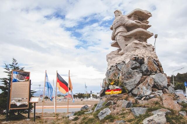 Homenaje al aviador alemán Ghunter Plüschow, quien fue el primer hombre en volar en Tierra del Fuego.
