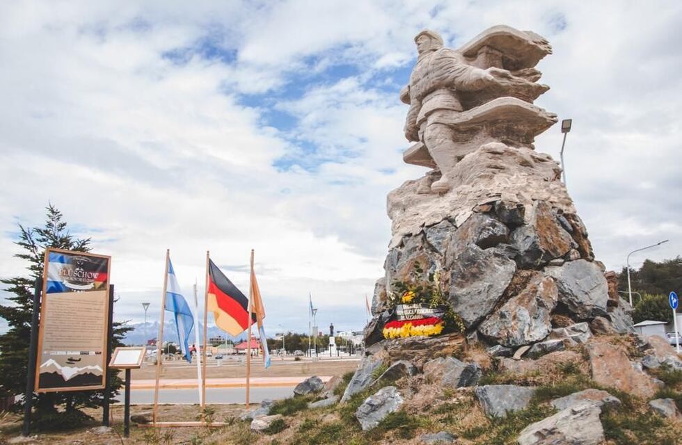 El aviador alemán Ghunter Plüschow fue homenajeado en Ushuaia con la presencia del Embajador de Alemania