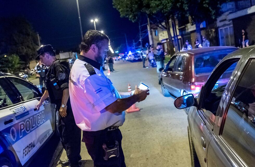 Dio positivo de alcoholemia, intentó escapar y atropelló a un policía