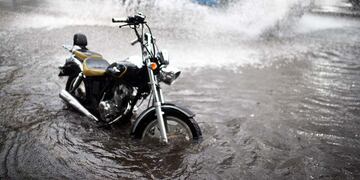 Tormenta y lluvia en Córdoba. Rafael Núñez al 4000. La calle se inunda apenas llueve. (Pedro Castillo/ La Voz)