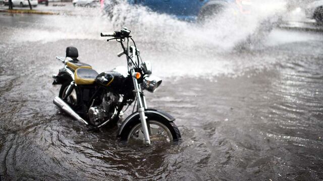 Tormenta y lluvia en Córdoba. Rafael Núñez al 4000. La calle se inunda apenas llueve. (Pedro Castillo/ La Voz)