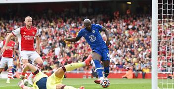 Romelu Lukaku convirtiendo un gol ante el Arsenal.