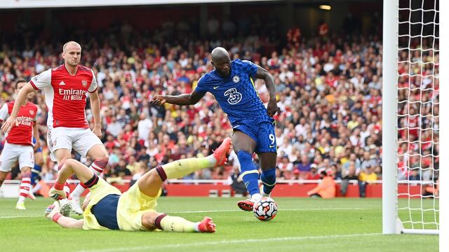 Romelu Lukaku convirtiendo un gol ante el Arsenal.