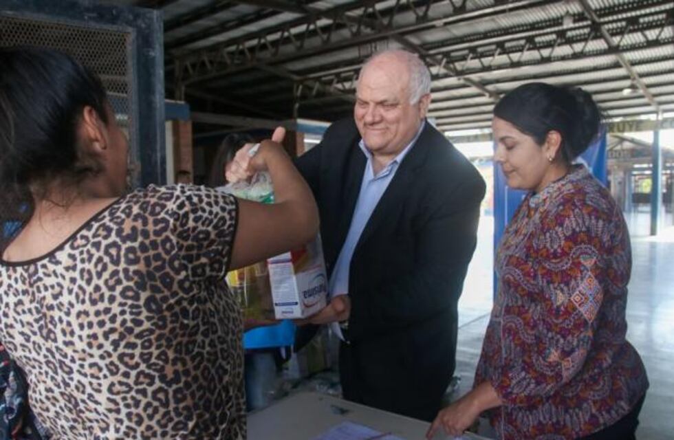 Masso supervisó la distribución de los alimentos que se encontraban en Tafí Viejo