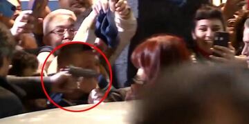Le apuntaron con un arma a Cristina Kirchner. (Captura de video)