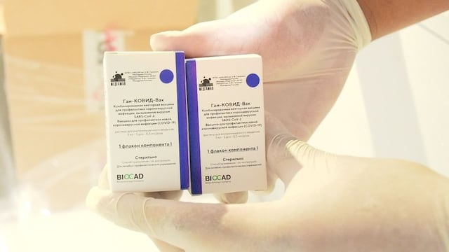 Para lograr una máxima protección, las personas deberán recibir dos dosis de la vacuna rusa, con un intervalo mínimo de 21 días entre la primera y la segunda aplicación.