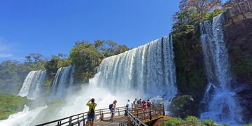 Crisis en Puerto Iguazú: turistas exigen reintegros de reservas hoteleras.