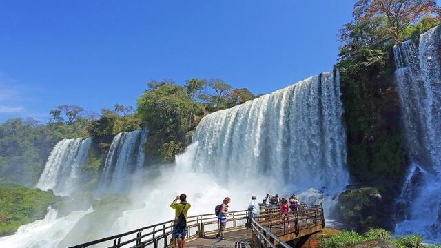 Crisis en Puerto Iguazú: turistas exigen reintegros de reservas hoteleras.