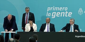 El gobernador de Santa Fe, Omar Perotti, junto al Presidente Alberto Fernández y el Ministro de Ciencia y Tecnologia, Daniel Filmus, participa de un acto en el marco del Programa Construir y Equipar Ciencia.