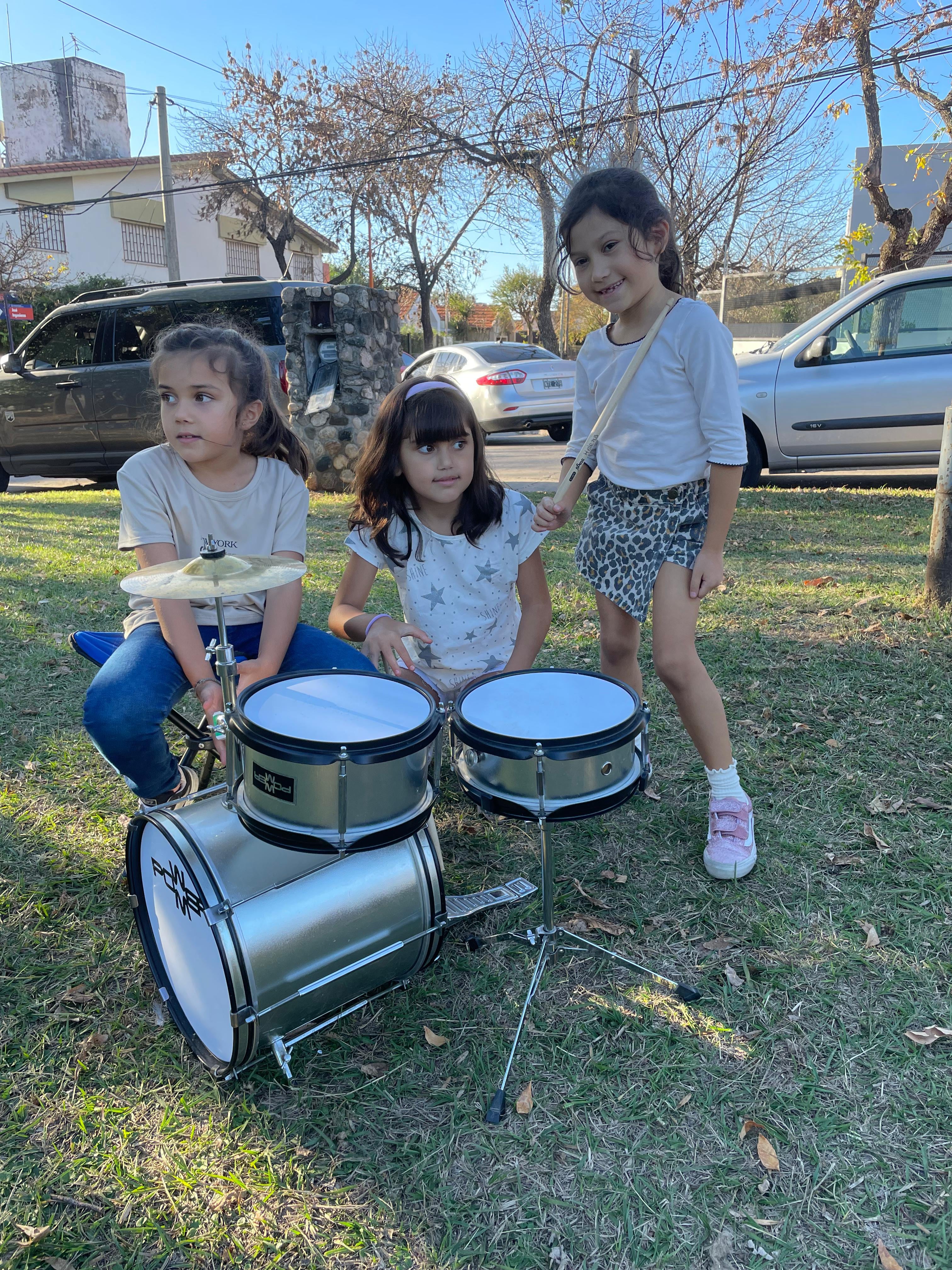 Clase abierta de bateria en la costanera de Carlos Paz