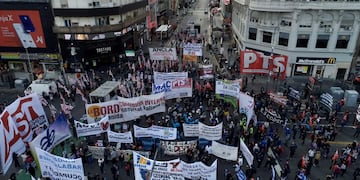 Organizaciones sociales de izquierda cortan el Obelisco porteño y marchan hacia el Ministerio de Trabajo. (Clarín)