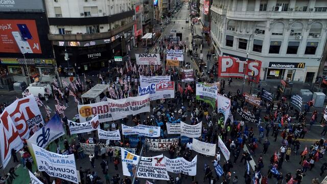 Organizaciones sociales de izquierda cortan el Obelisco porteño y marchan hacia el Ministerio de Trabajo. (Clarín)