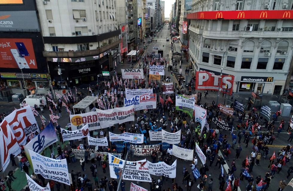 Organizaciones sociales cortaron el Obelisco y marcharon hacia el Ministerio de Trabajo