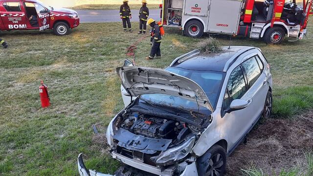 Volcó un auto en la curva de Guisasola