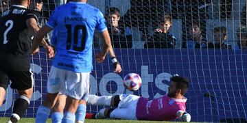 El Chupa Peralta contuvo un penal y Estudiantes de Río Cuarto sigue en carrera.