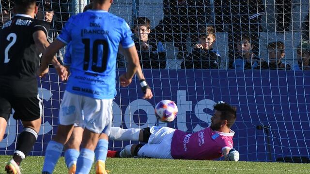 El Chupa Peralta contuvo un penal y Estudiantes de Río Cuarto sigue en carrera.