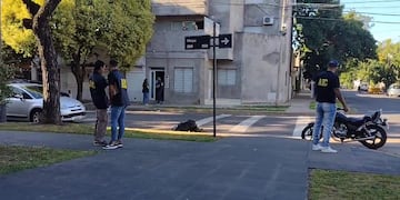 Presumen que los delincuentes intentaron robar el vehículo en el cruce de Laprida y Maipú.