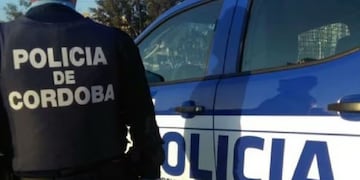 Un móvil de la Policía de Córdoba asistió al joven tras el forcejeo, y lo llevó a su casa (La Voz imagen ilustrativa).