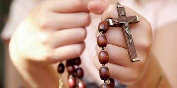 Mujeres rezando el rosario
